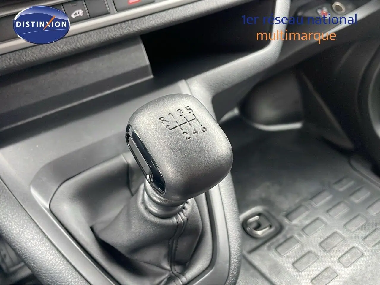 Le levier de vitesses manuel noir du Peugeot Expert Fourgon M 1.5 BlueHDi 120ch 2025, vue rapprochée de l'intérieur.