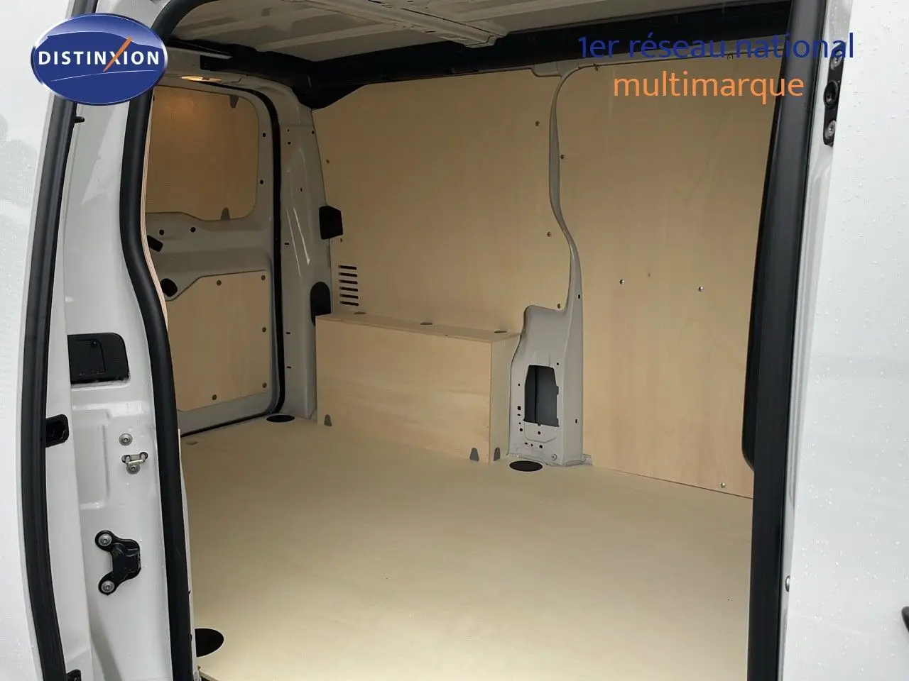 Vue intérieure arrière du Peugeot Expert Fourgon blanc icy 2025 avec aménagement bois clair dans l'espace de chargement.