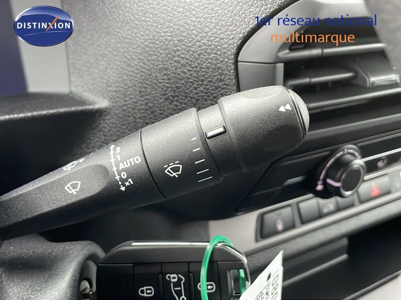 Gros plan sur la commande d'essuie-glace et la console centrale noire du Peugeot Expert Fourgon blanc Icy 2025.