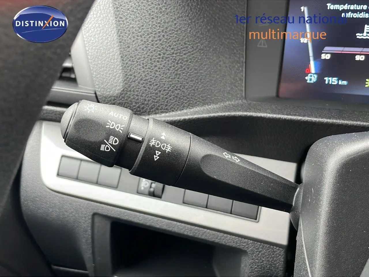 Le commodo d'éclairage du Peugeot Expert Fourgon M 1.5 BlueHDi 120ch blanc, vue rapprochée côté gauche du volant.