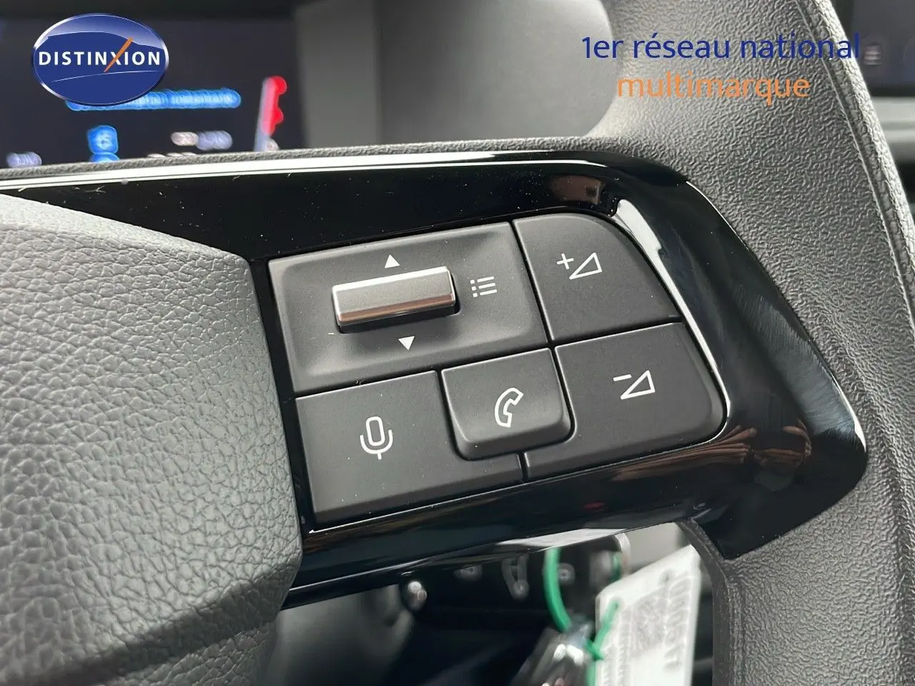 Gros plan sur les commandes au volant du Peugeot Expert Fourgon blanc Icy, mettant en valeur les boutons de contrôle audio et appel.