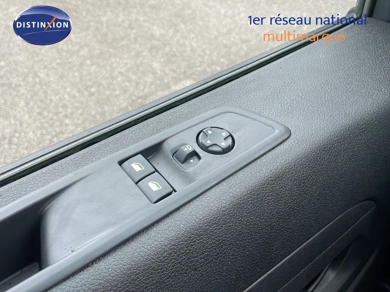 Commande des vitres électriques et réglage des rétroviseurs sur la portière côté conducteur du Peugeot Expert Fourgon blanc icy.