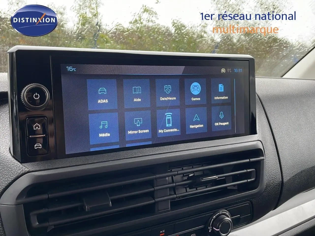 Écran tactile central du tableau de bord du Peugeot Expert Fourgon 2025, avec commandes de climatisation en dessous.