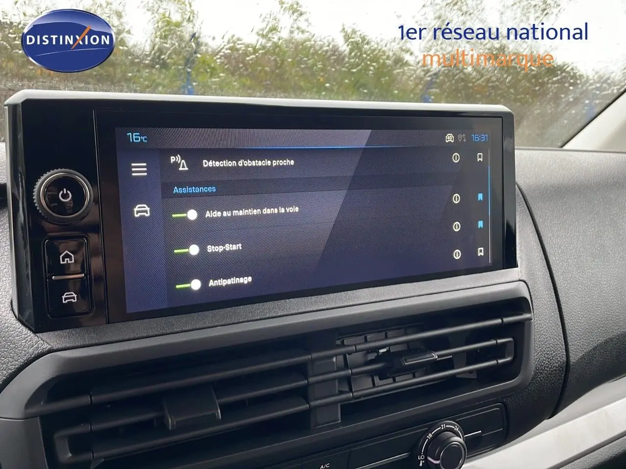 Écran tactile central du tableau de bord du Peugeot Expert Fourgon 2025 affichant les aides à la conduite.