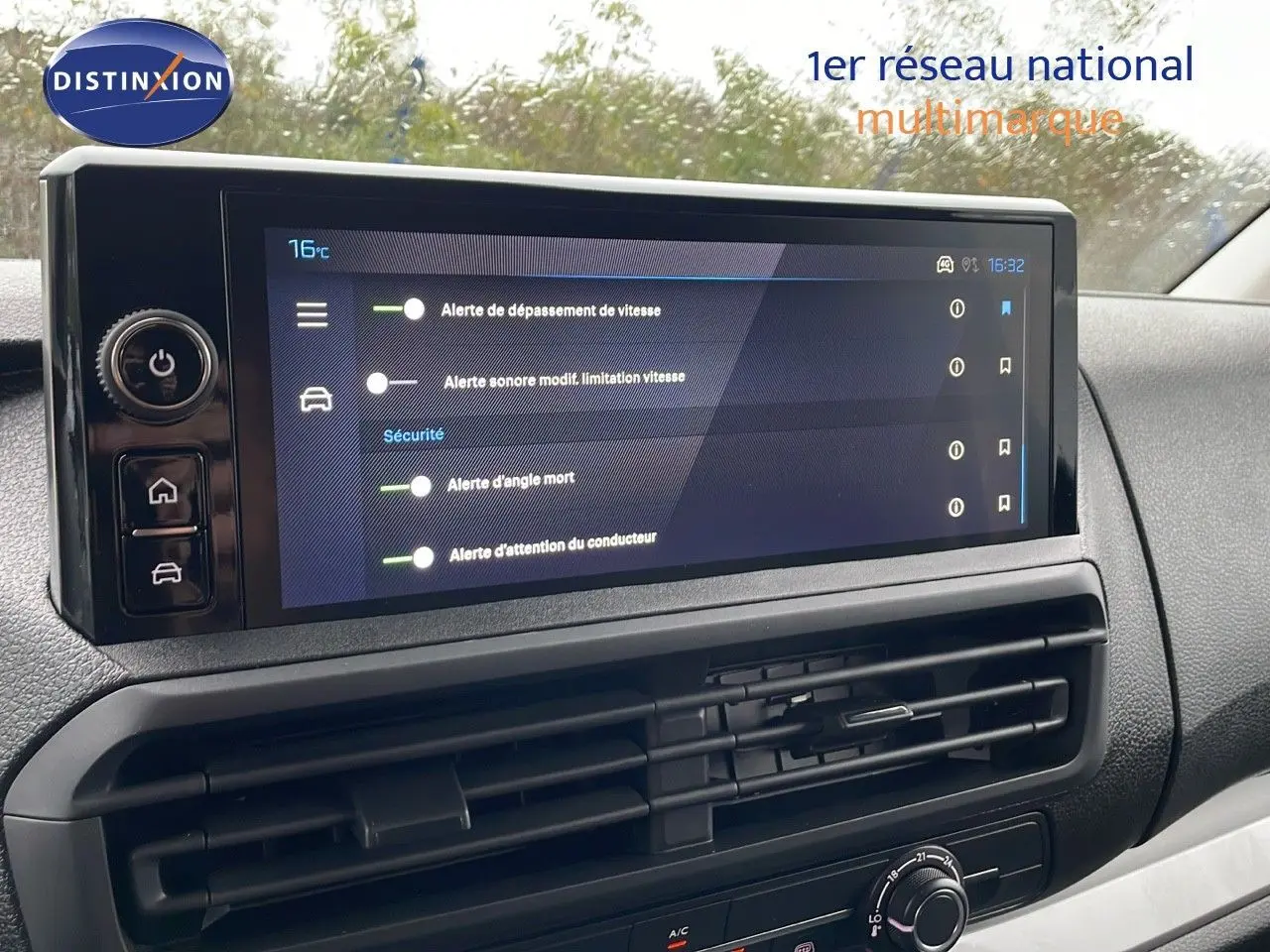 Écran tactile central du Peugeot Expert Fourgon 2025 montrant les alertes de sécurité et de vitesse à l'intérieur du véhicule.
