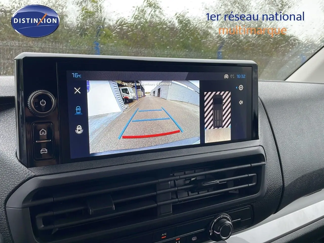 Écran tactile du tableau de bord du Peugeot Expert Fourgon 2025 montrant la caméra de recul par temps pluvieux.