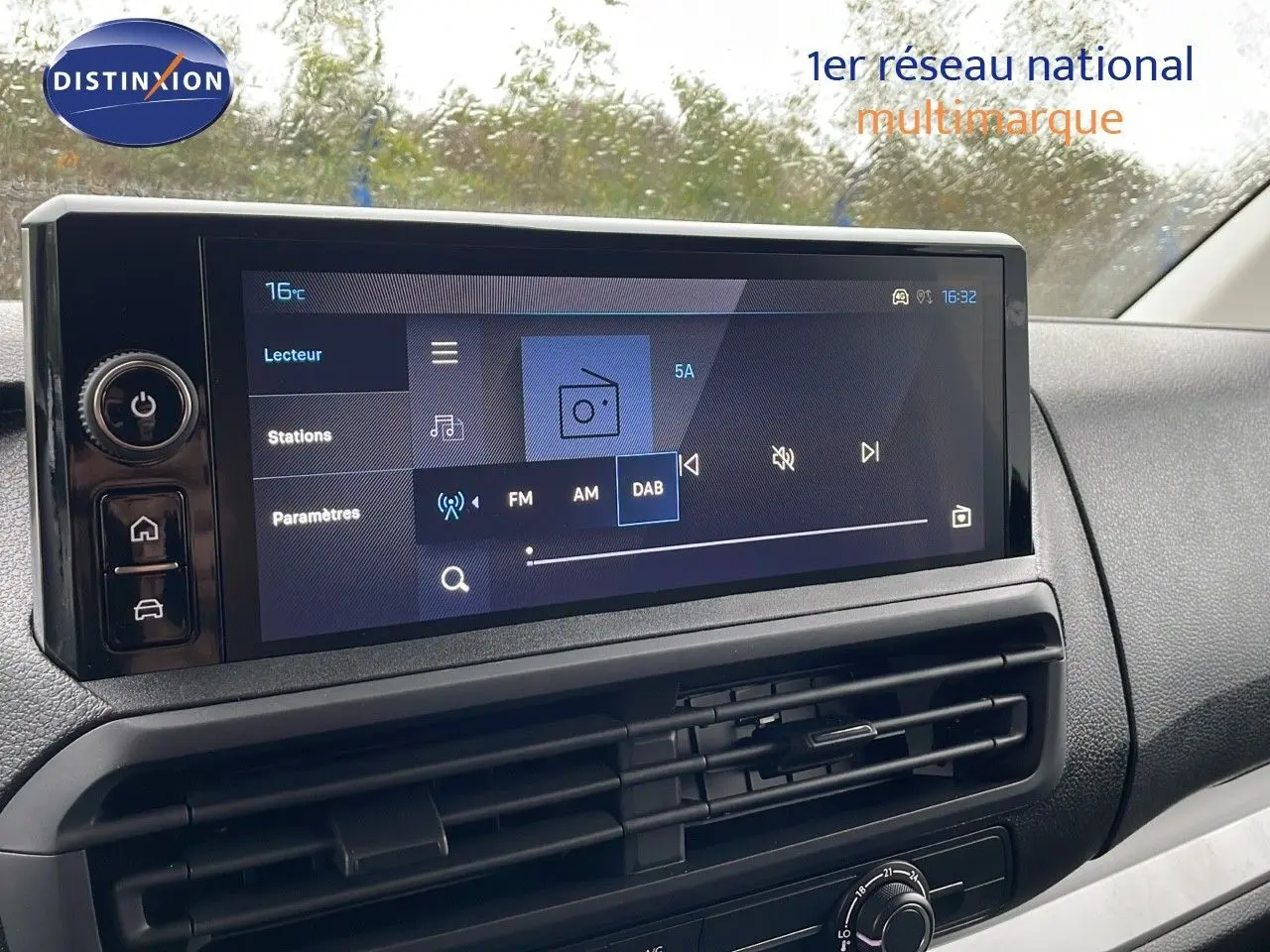 Écran tactile central du Peugeot Expert Fourgon 2025 affichant les options radio DAB sous la pluie.