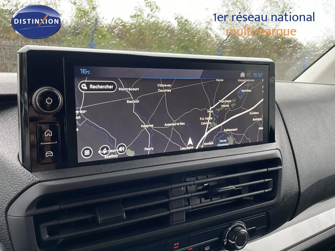 Écran tactile central avec navigation GPS dans l'habitacle du Peugeot Expert Fourgon blanc Icy, vue intérieure côté passager.