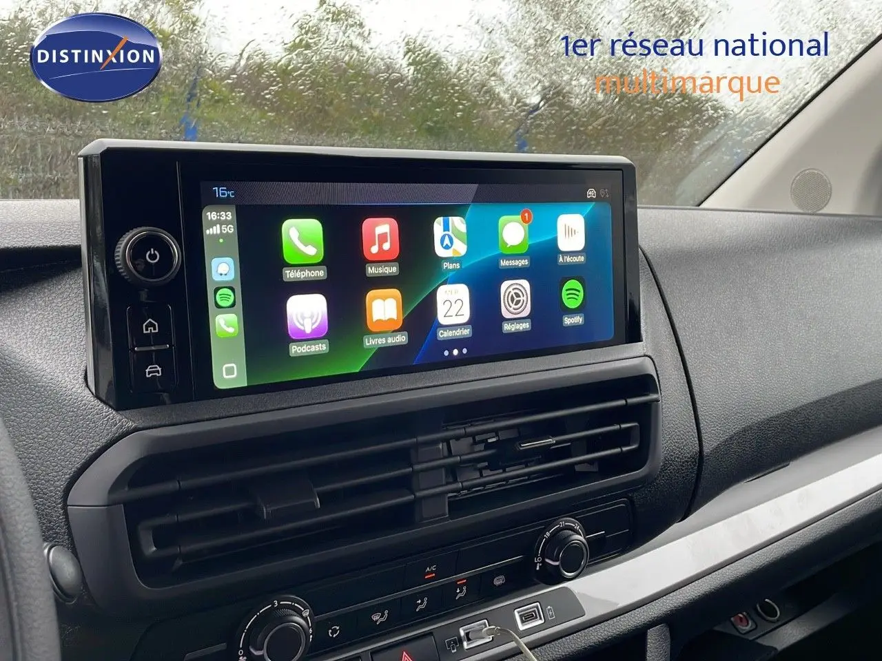 Vue intérieure du tableau de bord du Peugeot Expert Fourgon blanc Icy, avec écran tactile multimédia allumé.