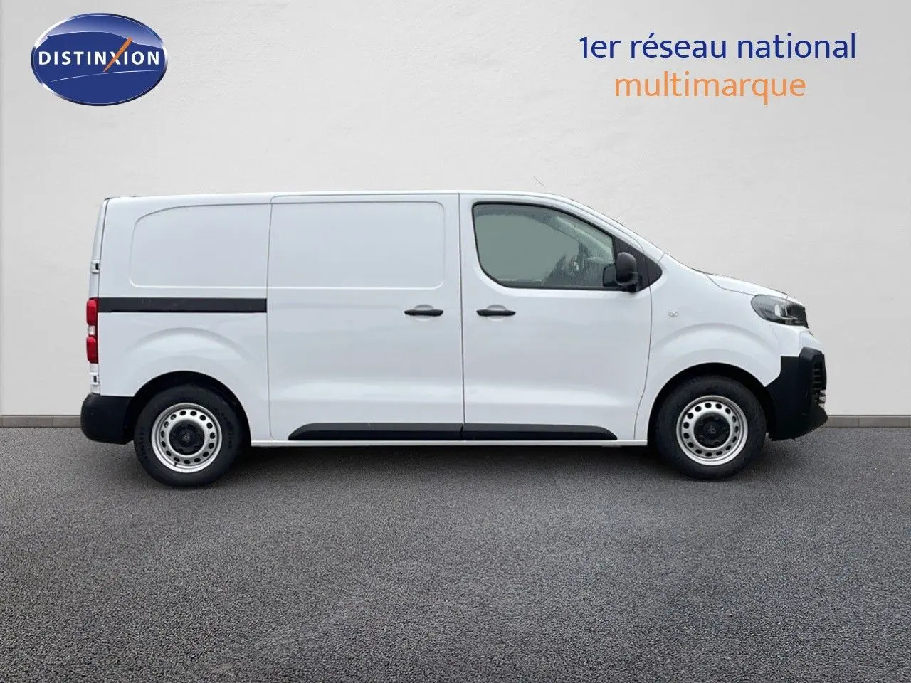 Profil droit d'un Peugeot Expert Fourgon blanc Icy 2025 avec portes latérales et jantes acier simples.