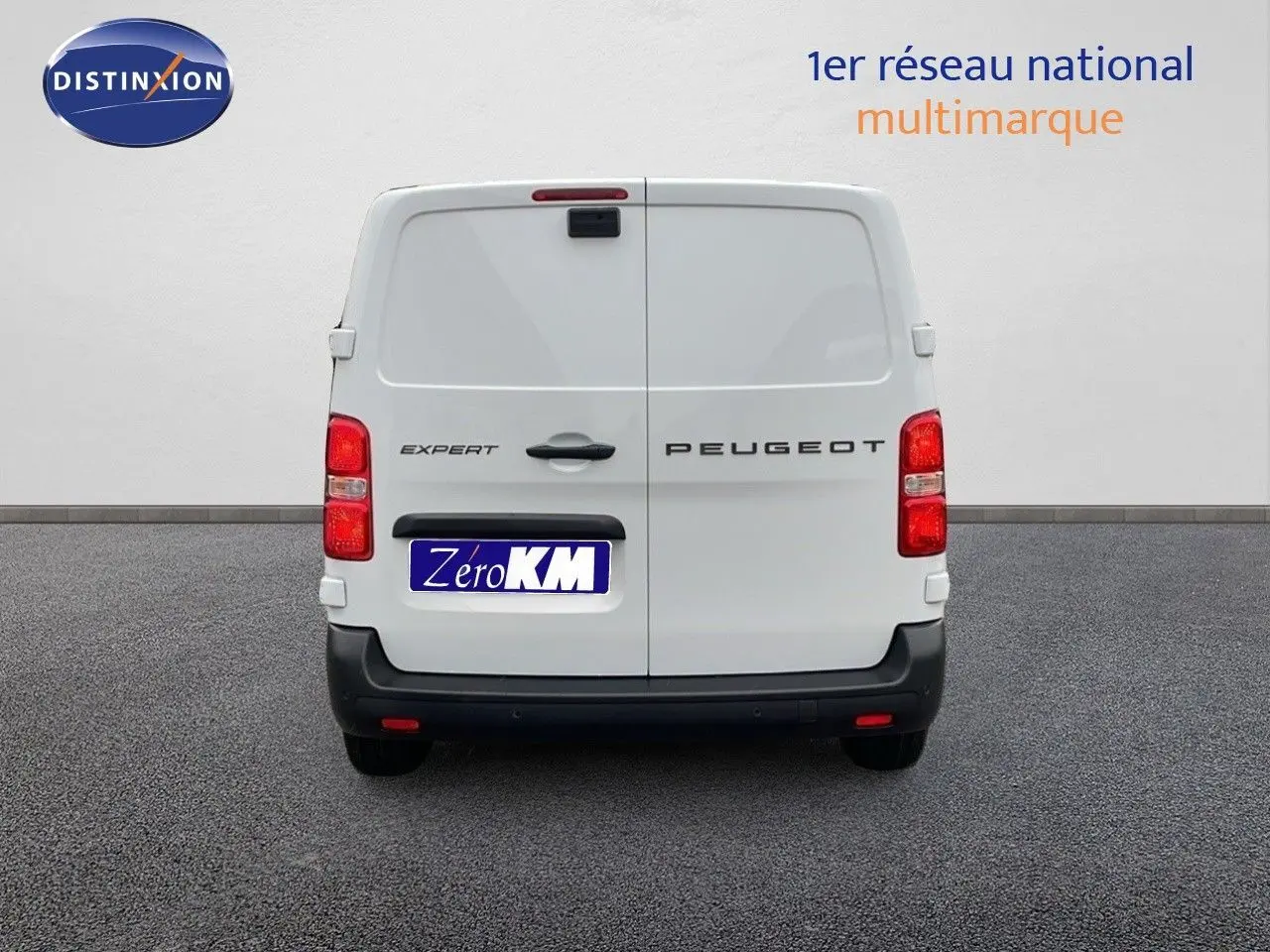 Vue arrière d'un Peugeot Expert Fourgon blanc Icy 2025, portes battantes fermées et feux rouges visibles.