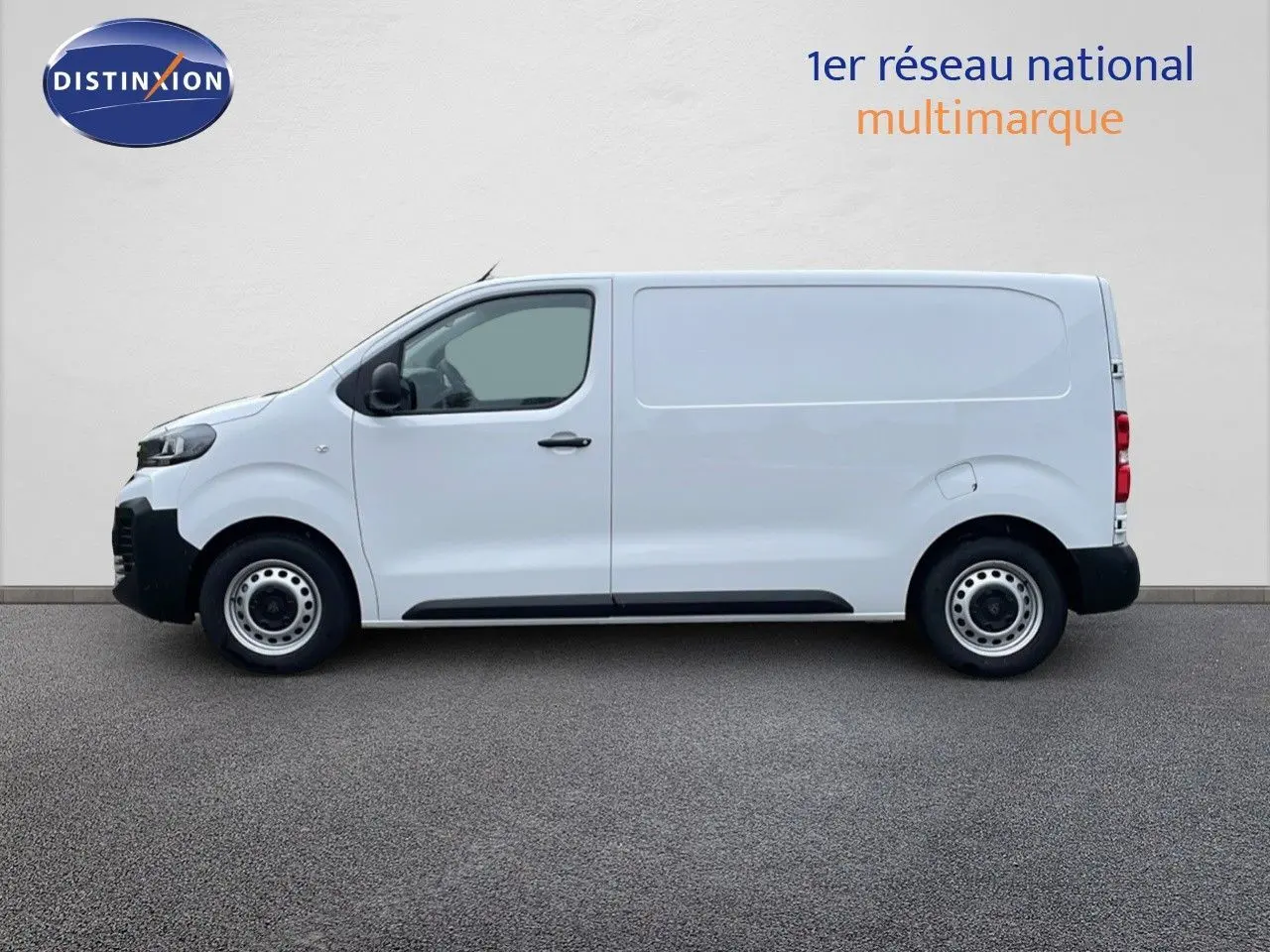 Profil latéral gauche d'un Peugeot Expert Fourgon blanc Icy 2025, avec roues acier et pare-chocs noirs.