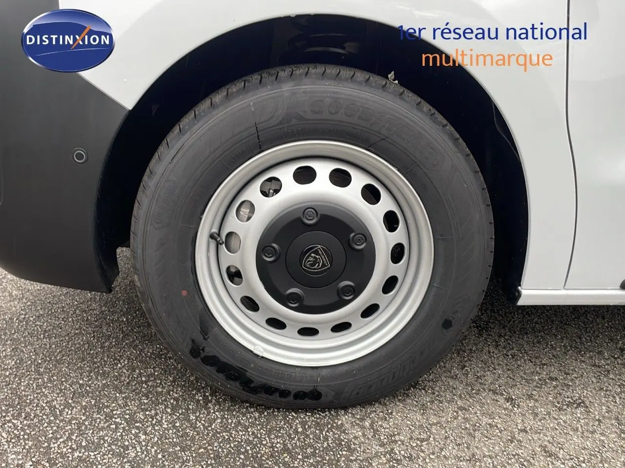 Gros plan sur la roue avant droite du Peugeot Expert Fourgon blanc Icy, soulignant la jante acier avec logo Peugeot central.