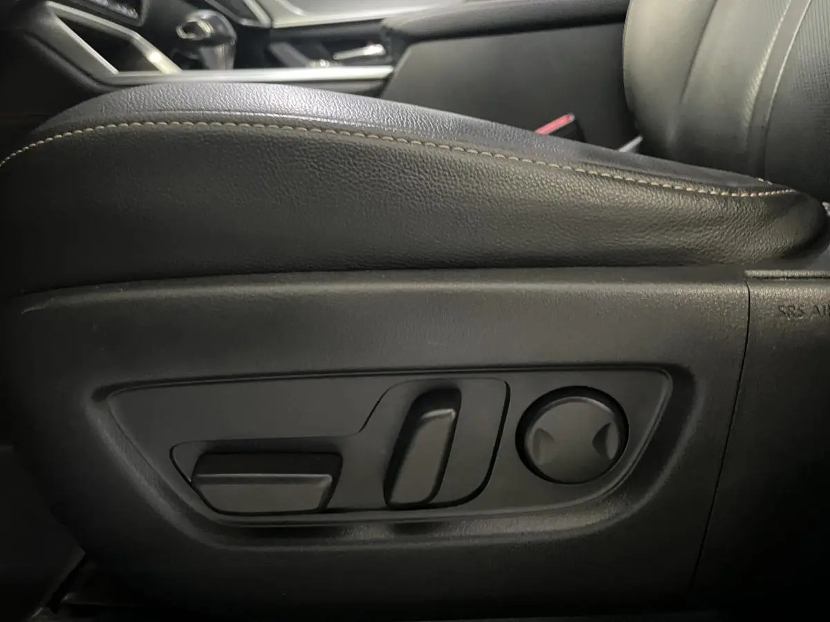 Gros plan sur les commandes électriques du siège conducteur en cuir noir du Mazda CX-60 Homura 2023.