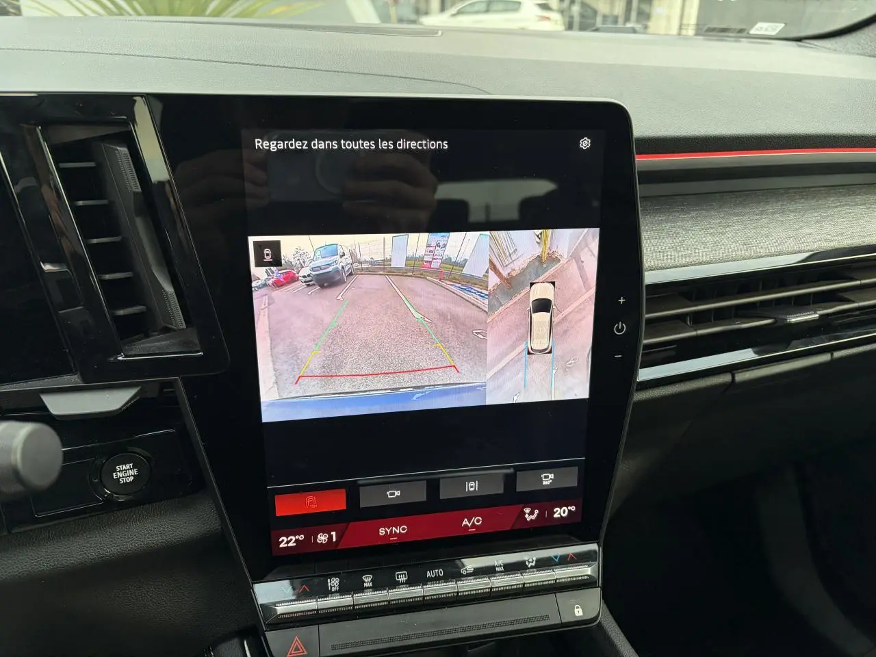 Vue rapprochée de l’écran central du Renault Austral 2025 affichant la caméra 360° avec vue arrière et vue aérienne du véhicule.