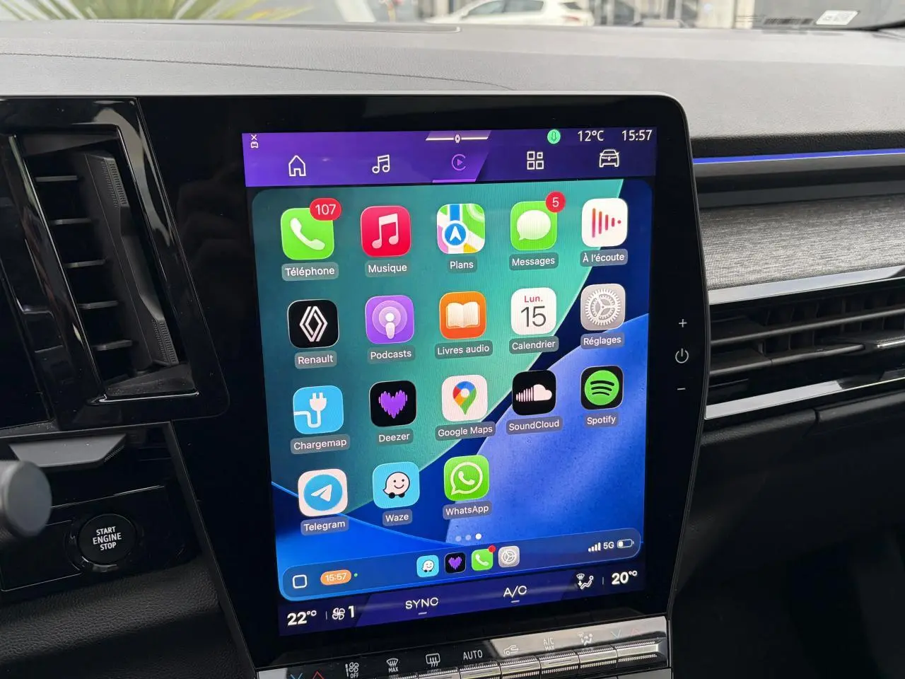 Vue rapprochée de l’écran tactile central du Renault Austral 2025 affichant les applications connectées.