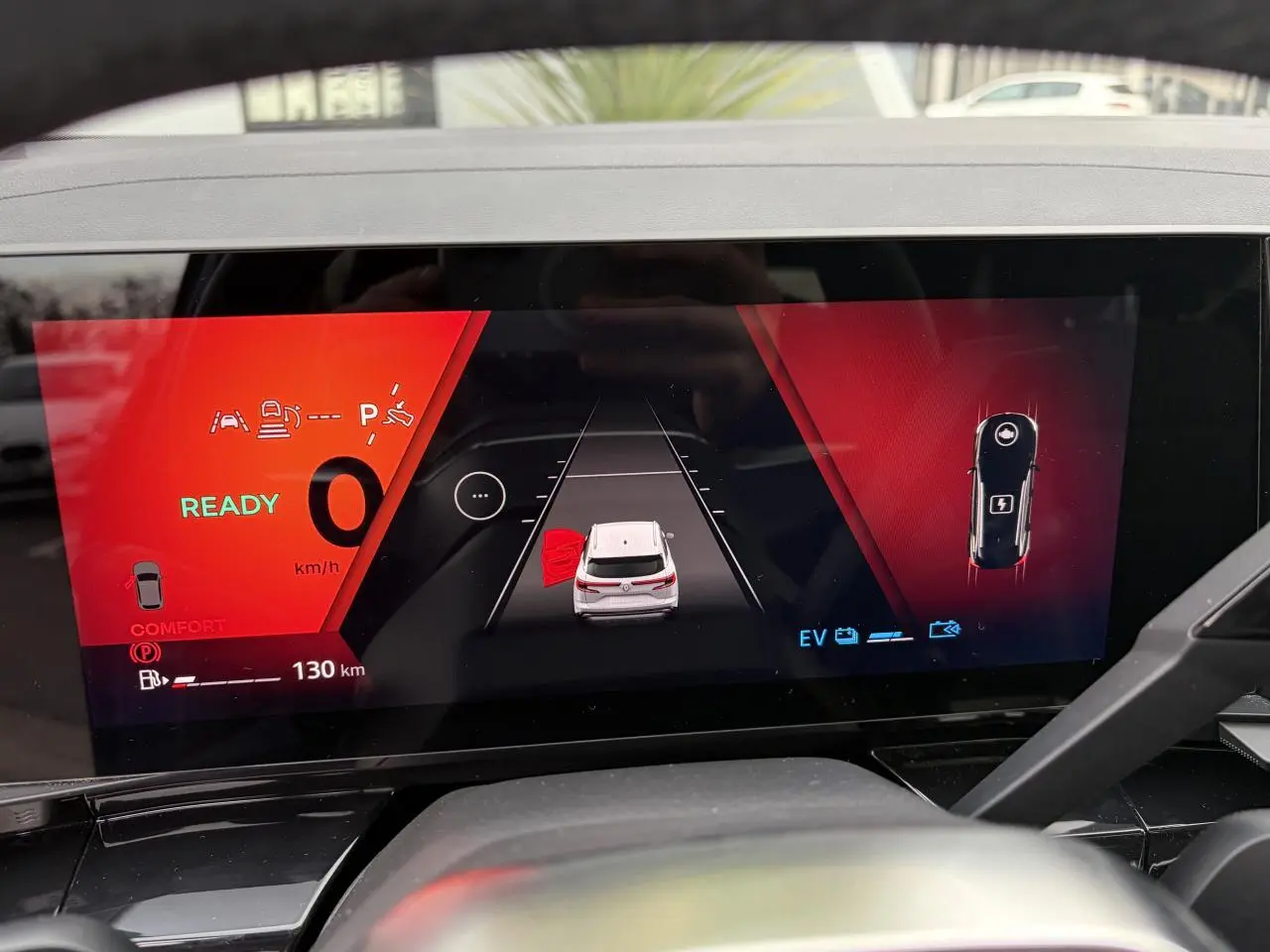 Affichage numérique du tableau de bord du Renault Austral E-Tech, montrant la vue 3D et l'état porte ouverte.