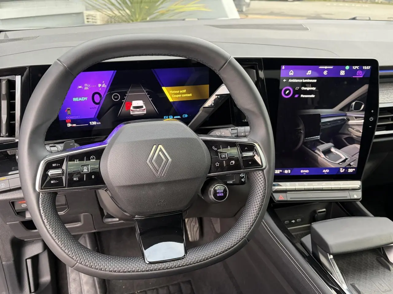 Vue intérieure centrée sur le volant et les écrans digitaux du tableau de bord du Renault Austral 2025.