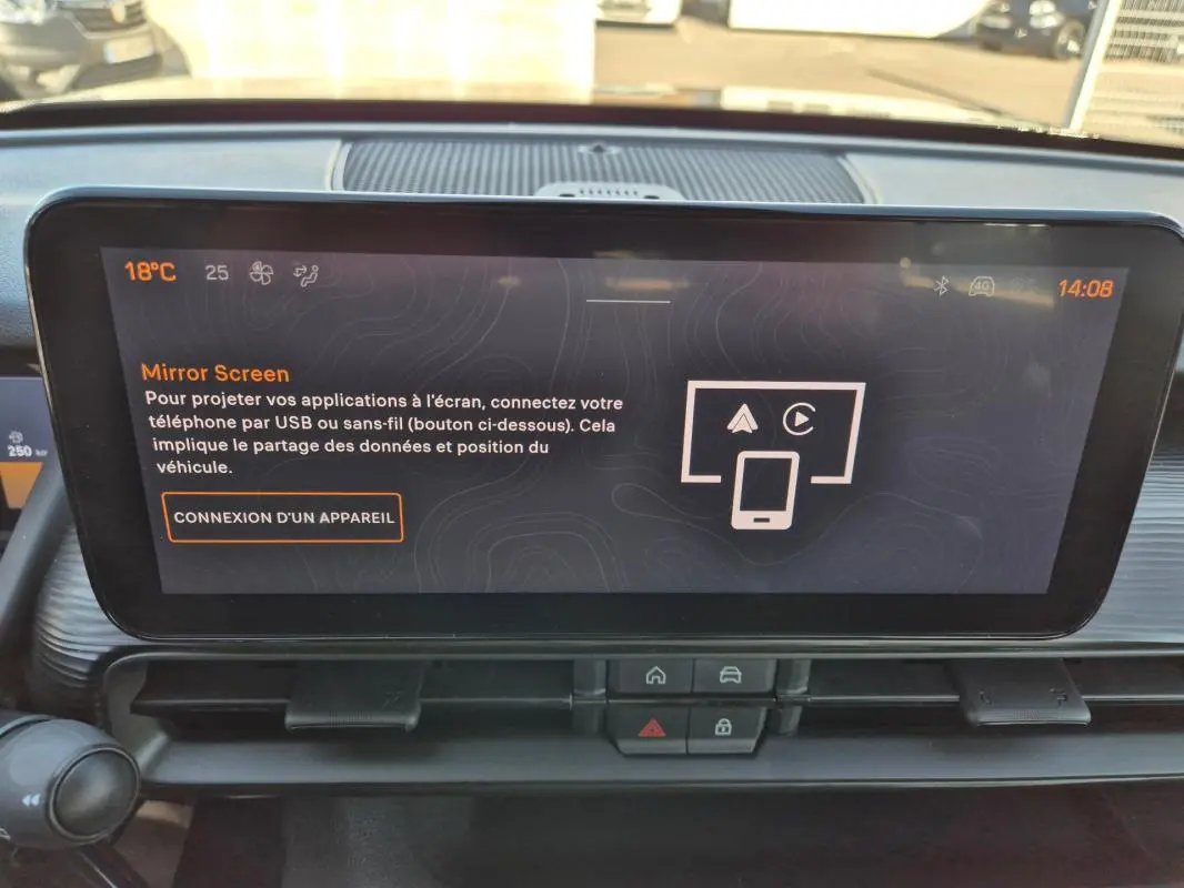 Vue rapprochée de l'écran tactile central du Jeep Avenger 2024 noir, affichant la fonction Mirror Screen.