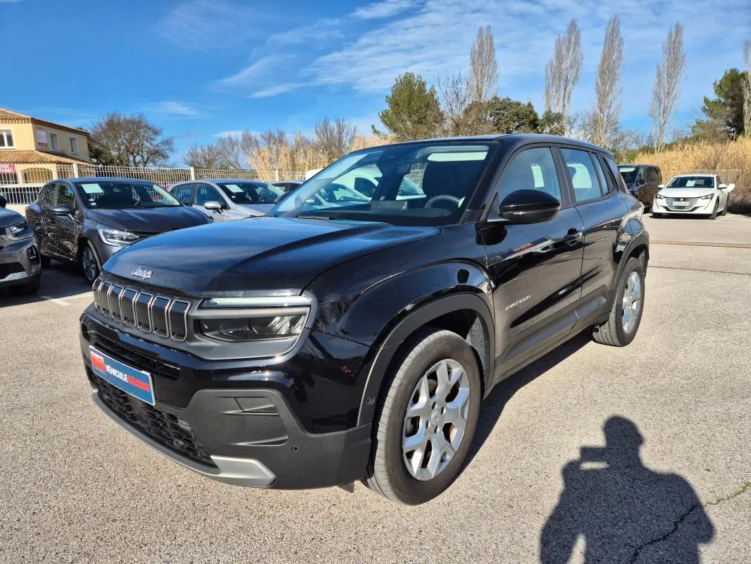 Jeep Avenger noir vu en 3/4 avant droit, avec calandre distinctive et jantes alliage 17 pouces visibles.