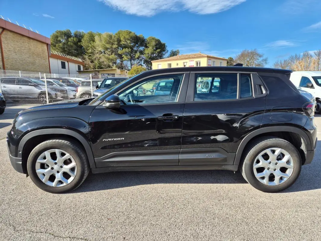 Vue de profil côté gauche d’un Jeep Avenger noir 2024 avec jantes alliage 17 pouces et détails noirs mats.