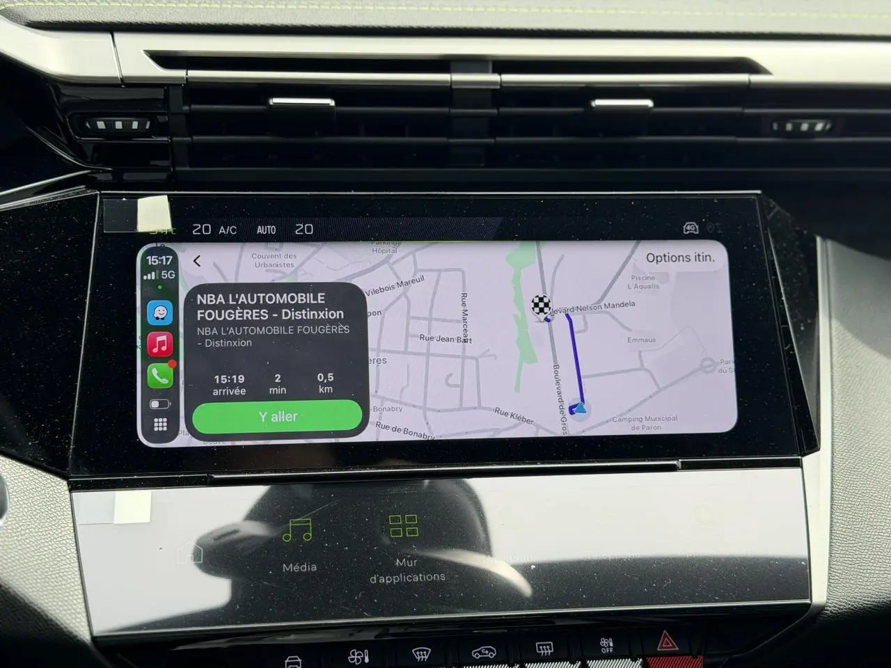 Écran tactile central du Peugeot 308 gris Artense, affichant la navigation avec itinéraire en cours.