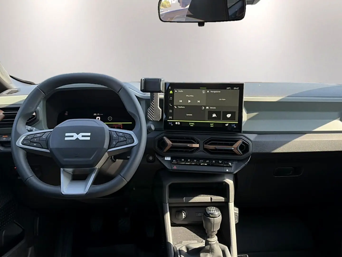 Vue intérieure frontale du tableau de bord du Dacia Bigster 2026 avec volant multifonction et écran tactile central.