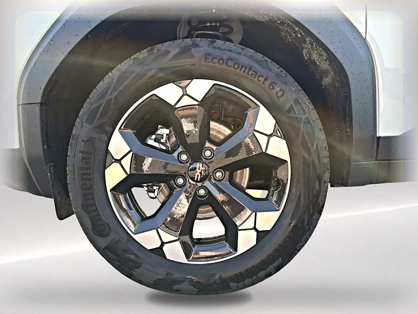 Gros plan sur la roue arrière droite blanche d’un Dacia Bigster 2026 avec jante alu noire au design hexagonal.