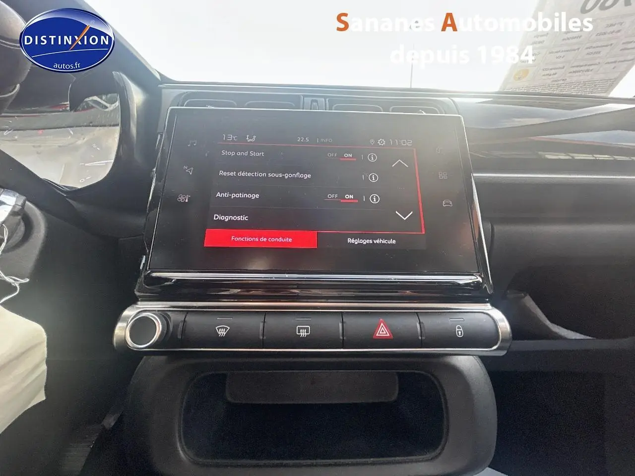 Tablette tactile centrale affichant les réglages de conduite dans l'habitacle d'une Citroën C3 gris foncé 2023.