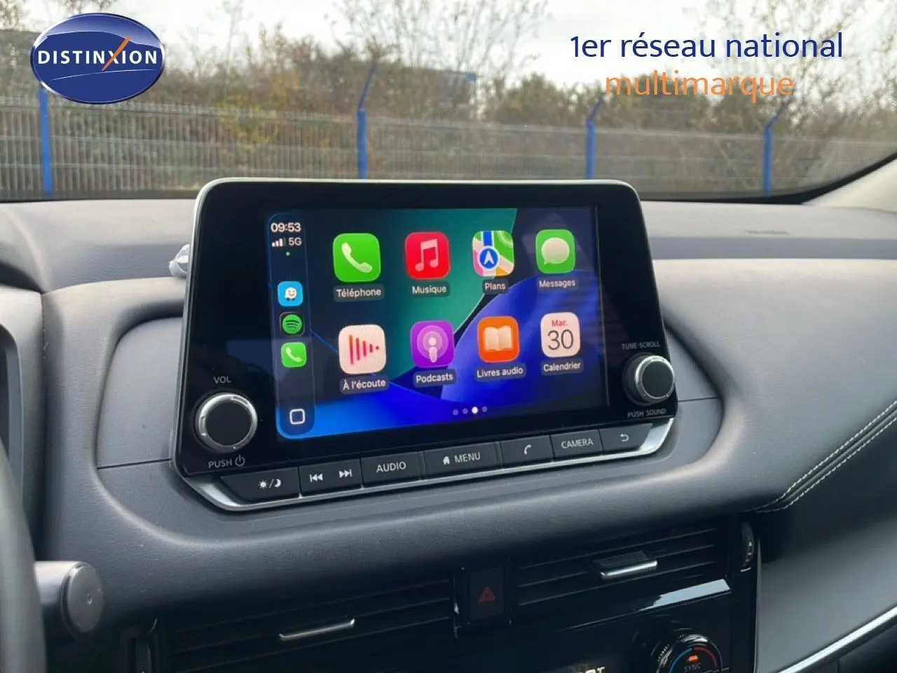 Écran tactile central du Nissan Qashqai 2023 affichant l’interface Apple CarPlay, vue intérieure avant.