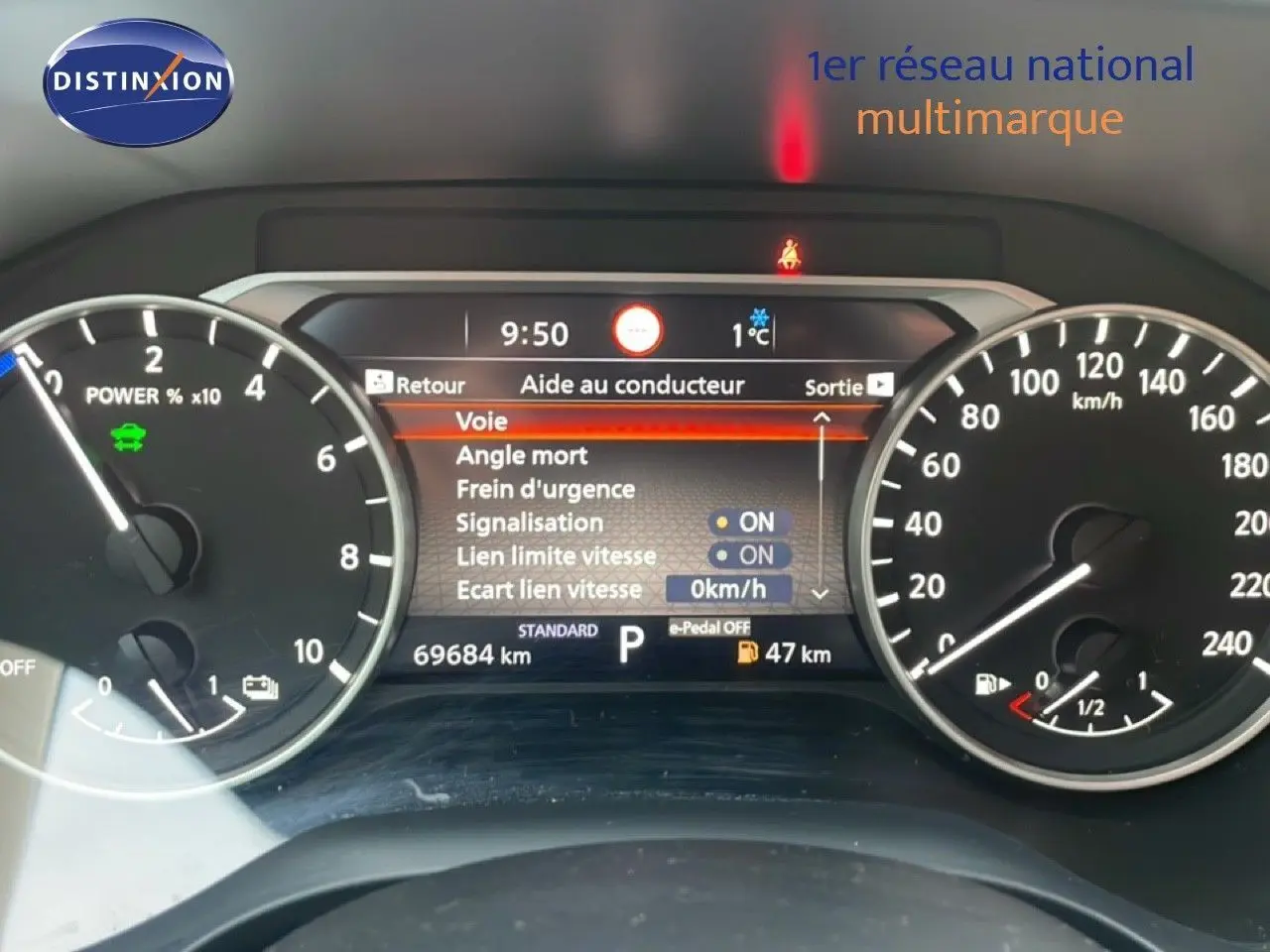 Vue rapprochée du tableau de bord du Nissan Qashqai noir métal 2023, affichant l'aide au conducteur et les compteurs numériques.