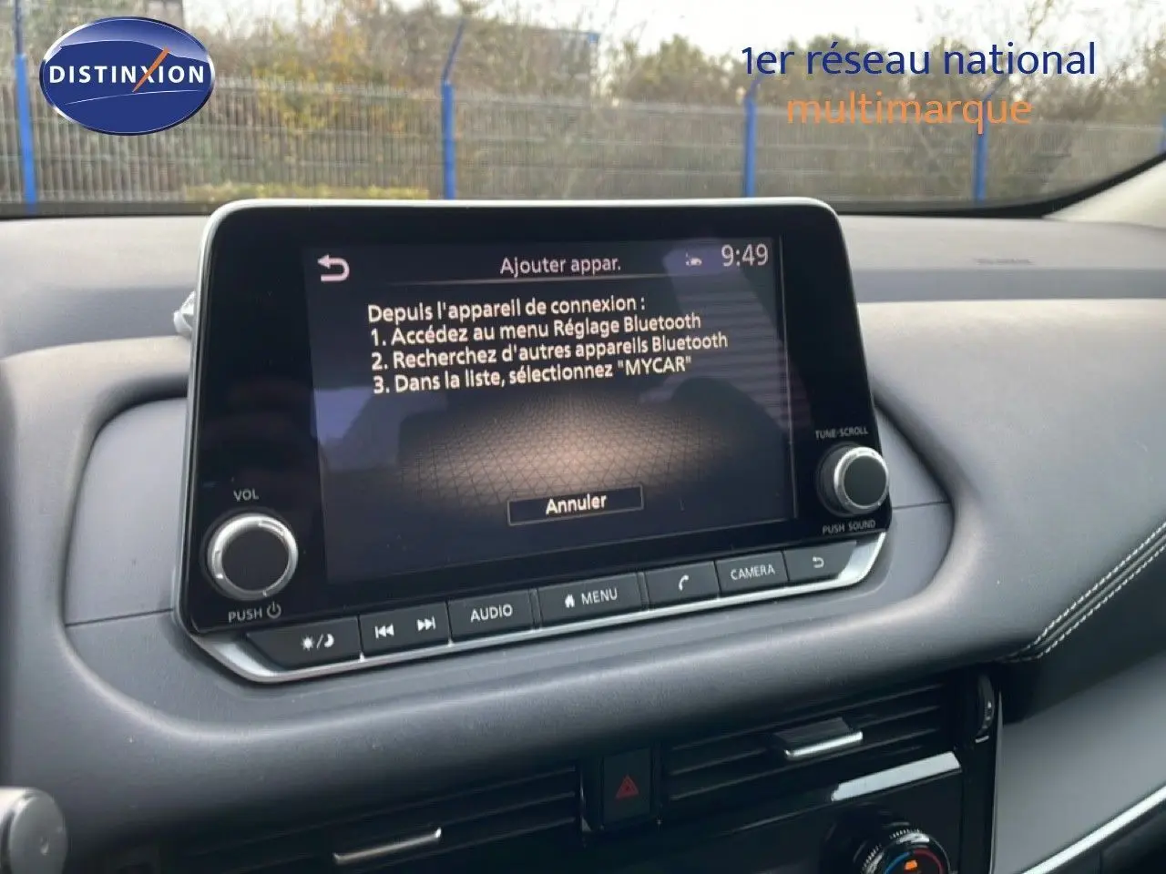 Vue rapprochée de l’écran tactile central du Nissan Qashqai 2023 noir métal, affichant les réglages Bluetooth.