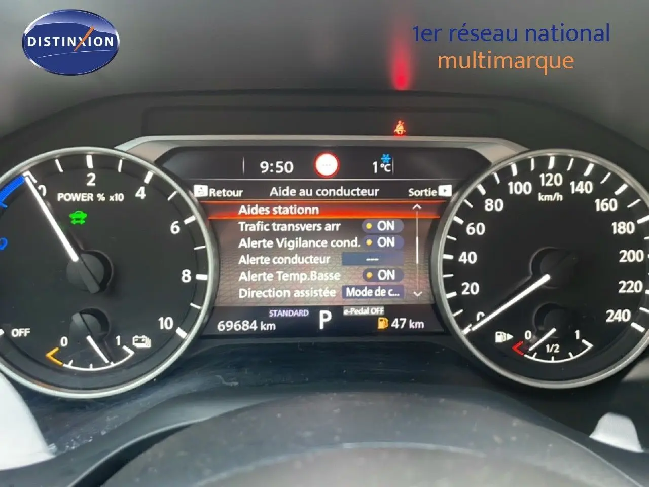 Vue rapprochée du tableau de bord numérique du Nissan Qashqai noir métal, affichant l’aide au conducteur active.