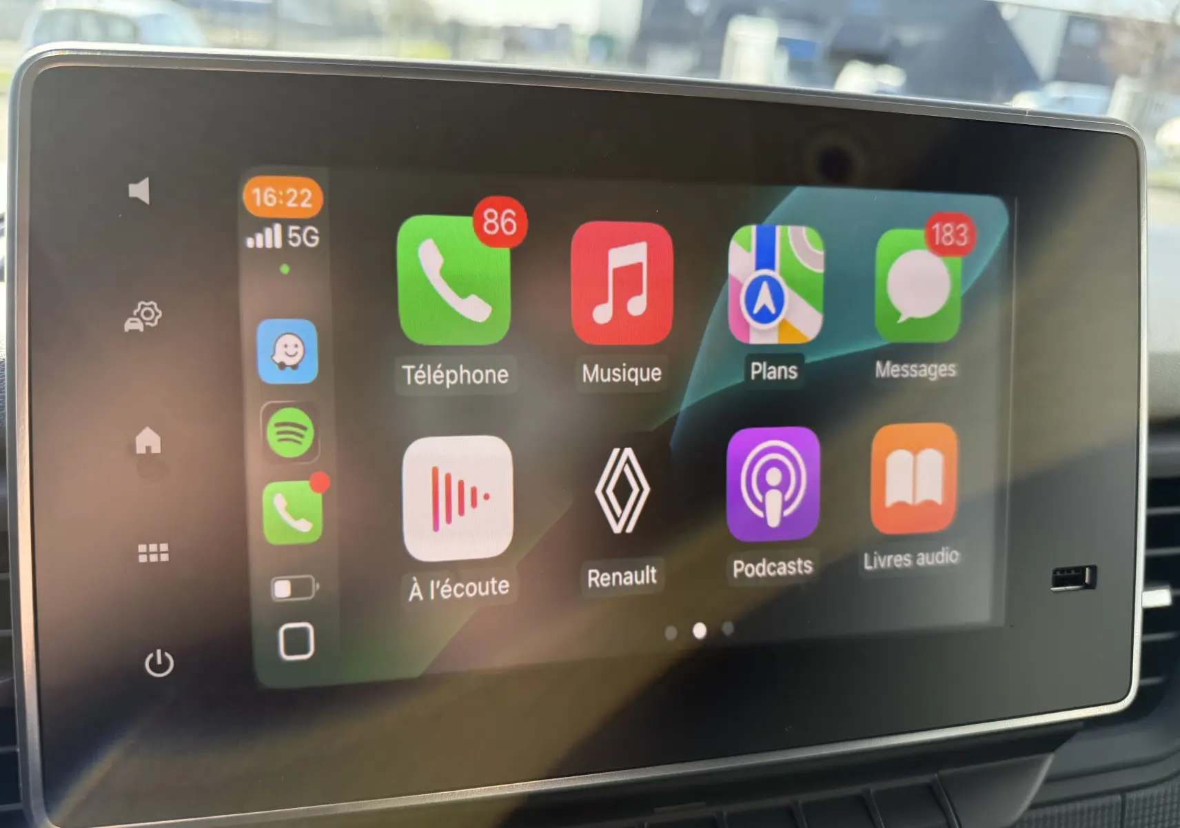 Écran tactile intérieur du Renault Trafic L2H1 2025 affichant l'interface Apple CarPlay avec plusieurs applications colorées.