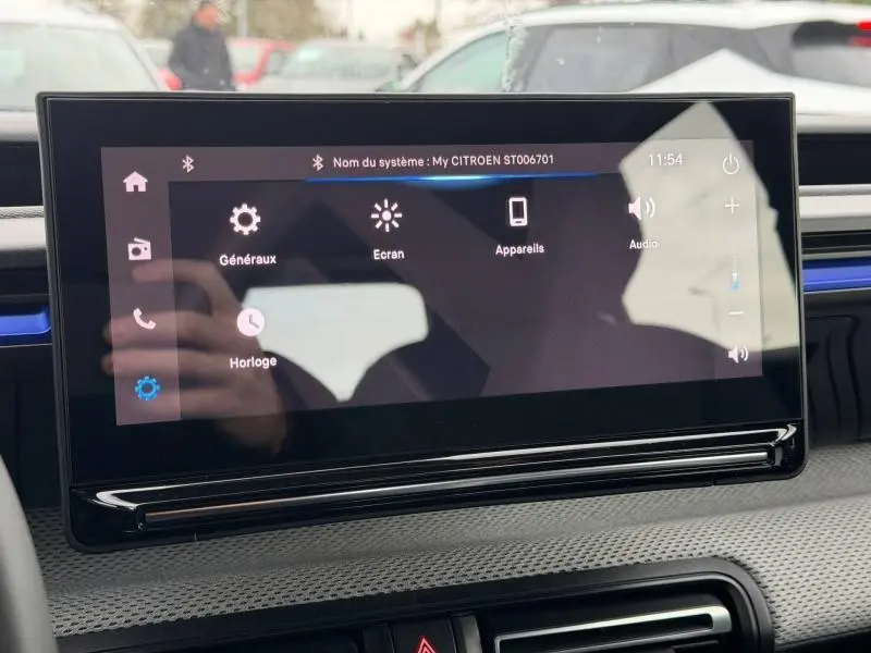 Écran tactile central du tableau de bord de la Citroën C3 1.2 Turbo 100ch PLUS 2025 en Noir Perla Nera.