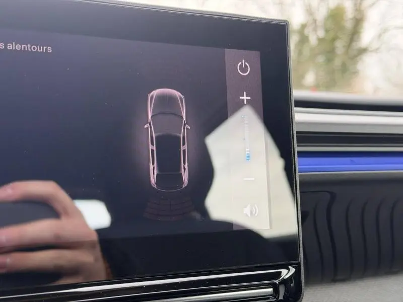 Écran intérieur affichant la vue de dessus du Citroën C3 Noir Perla Nera avec capteurs de proximité activés.