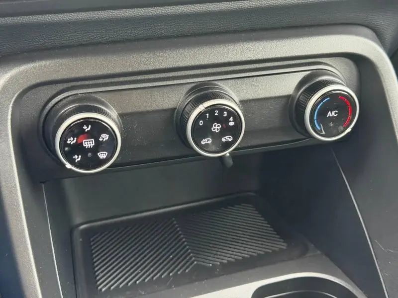 Gros plan sur les commandes manuelles de climatisation du Citroën C3 2025 en Noir Perla Nera, avec réglages ventilation et température.