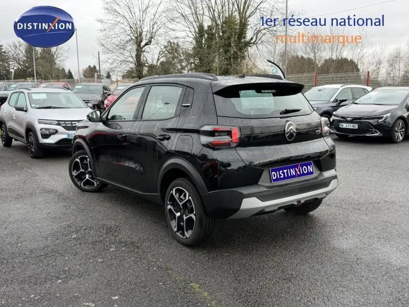 Citroën C3 1.2 Turbo 100ch PLUS noire vue en 3/4 arrière droit, avec jantes distinctives et toit noir Perla Nera.
