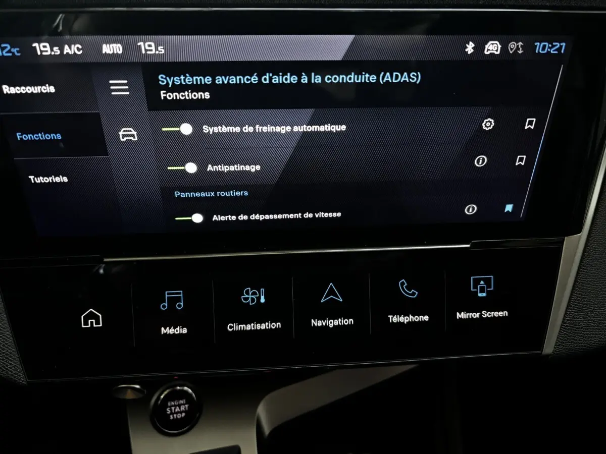 Écran tactile central affichant les aides à la conduite sur Peugeot 308 Hybrid 136 e-DCS6 Allure bleu, vue intérieure rapprochée.