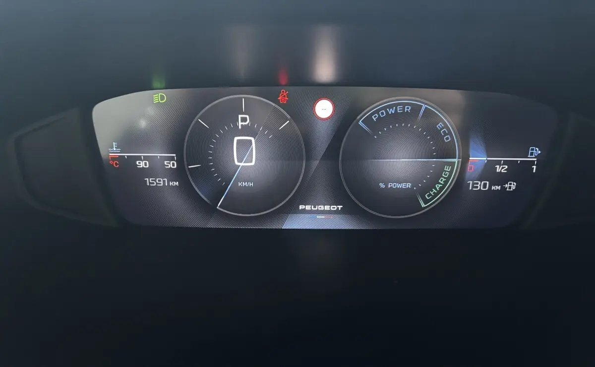 Affichage numérique du combiné d'instruments Peugeot 308 Hybrid 136 e-DCS6 Allure, avec jauges vitesse, énergie et autonomie.