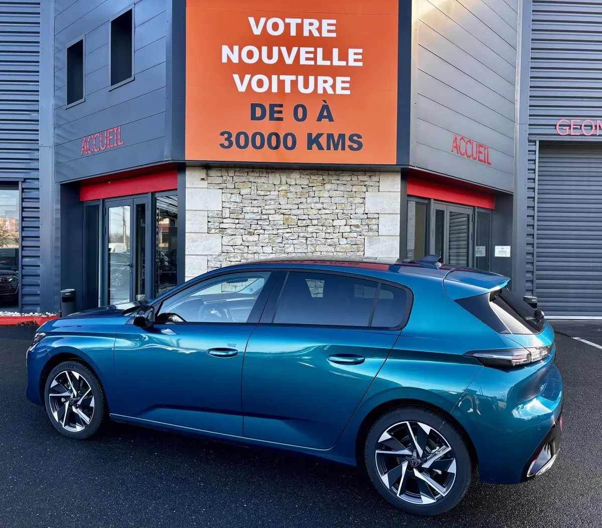 Peugeot 308 Hybrid bleu vue de profil côté gauche, avec jantes alliage et feux arrière LED distinctifs.