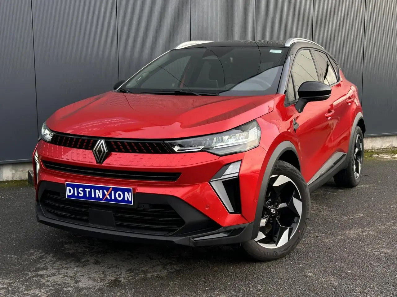 Renault Captur 2025 rouge Flamme et noir, vue 3/4 avant droit avec jantes alu diamantées noires.