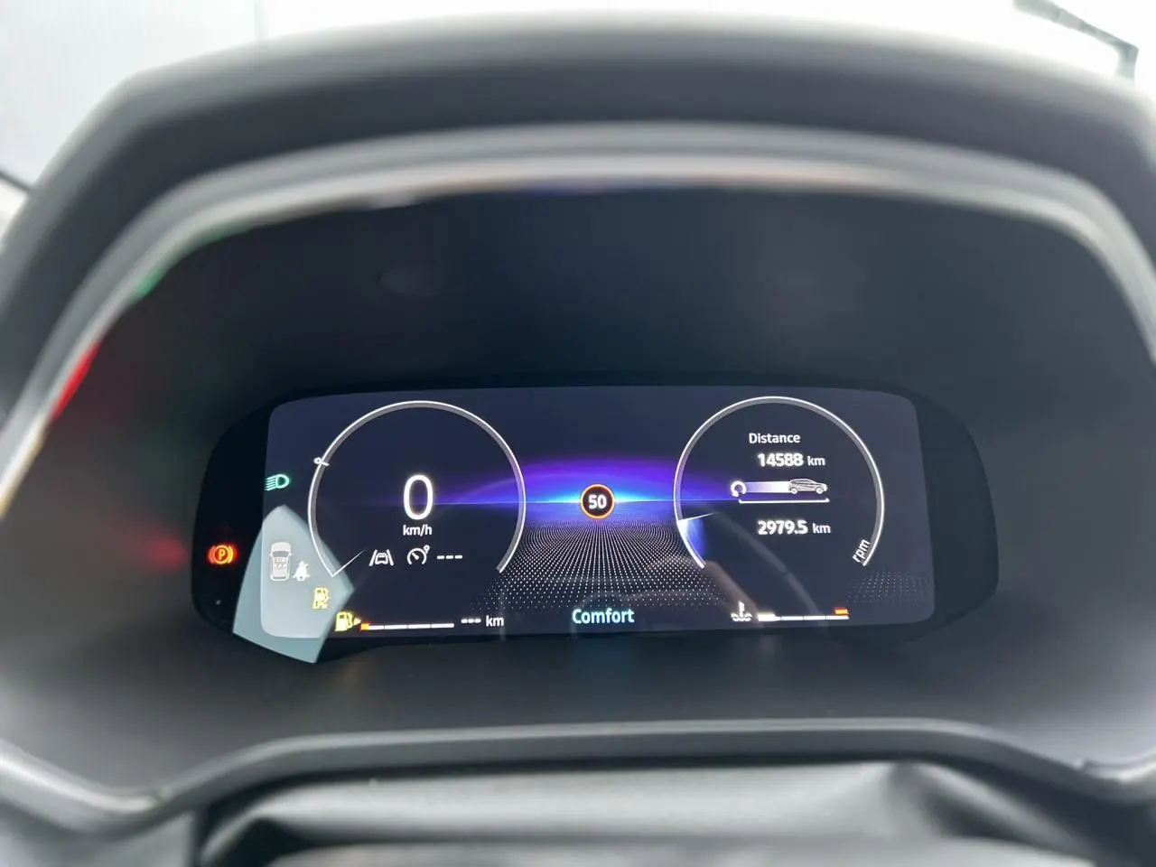 Tableau de bord numérique 10 pouces du Renault Captur 2025 affichant la vitesse, la distance et le mode Confort.