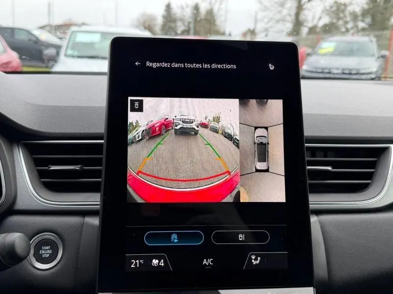 Écran central montrant la caméra de recul et vue 360° du Renault Captur Rouge Flamme, intérieur avant 2025.
