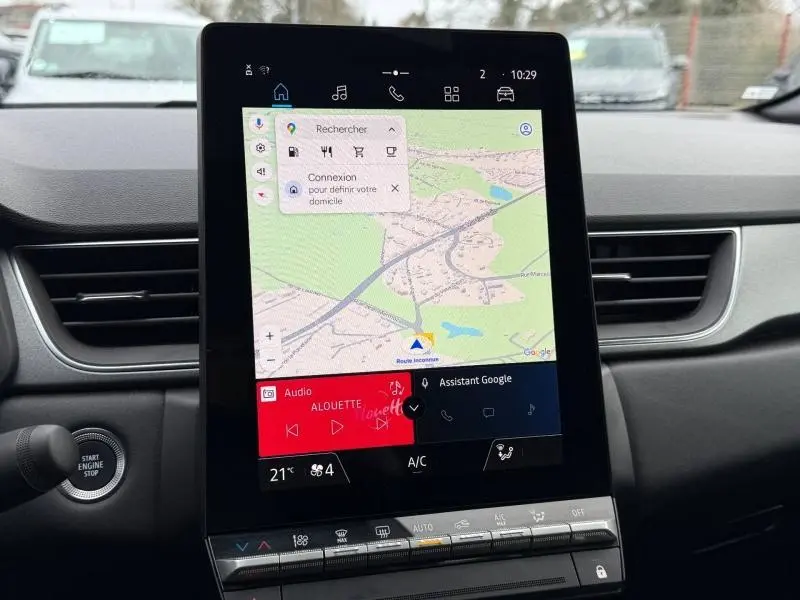 Vue rapprochée de l’écran tactile central du tableau de bord du Renault Captur 2025, affichant la navigation et les commandes multimédias.