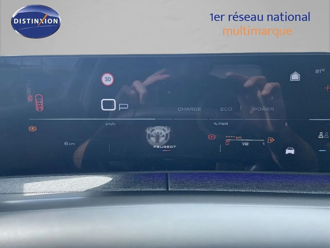 Tableau de bord numérique du Peugeot 5008 Hybrid 136ch GT 2025 affichant vitesse et autonomie, vue intérieure frontale.