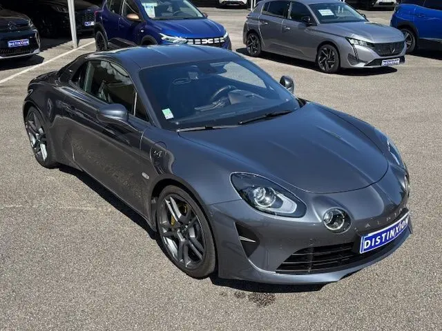 Alpine A110 1.8T 252 Légende gris acier vue 3/4 avant droit avec jantes 18'' Fuchs et étriers Brembo jaunes.