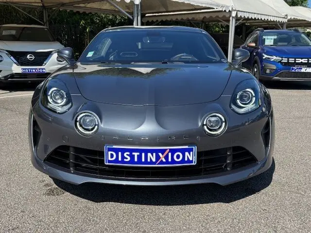 Vue frontale d'une Alpine A110 1.8T 252 Légende gris acier héritage avec phares ronds et plaque Distinxion.