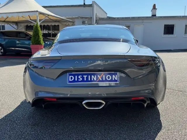 Vue arrière d'une Alpine A110 1.8T 252 Légende gris acier héritage avec diffuseur noir satiné et feu arrière LED à défilement.