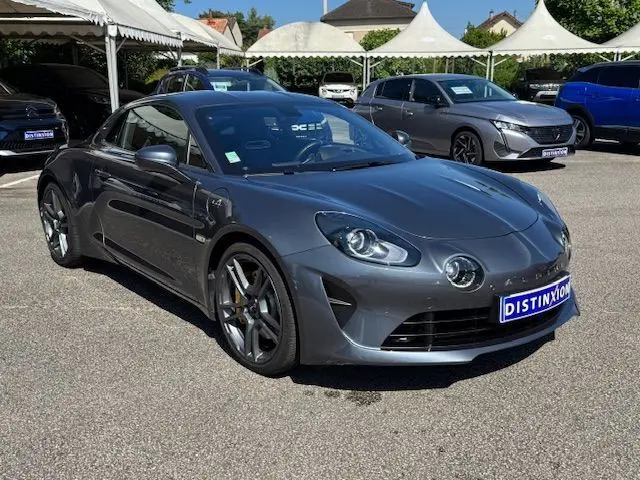 Alpine A110 1.8T 252 Légende gris acier vue 3/4 avant avec jantes Fuchs 18'' et étriers Brembo jaunes.